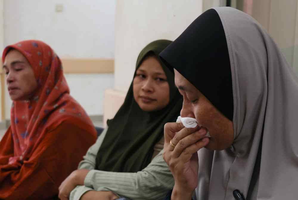 Suhaily tidak dapat menahan sebak ketika menunggu keputusan bedah siasat di pekarangan Unit Forensik Hospital Gua Musang pada Ahad. Foto Bernama