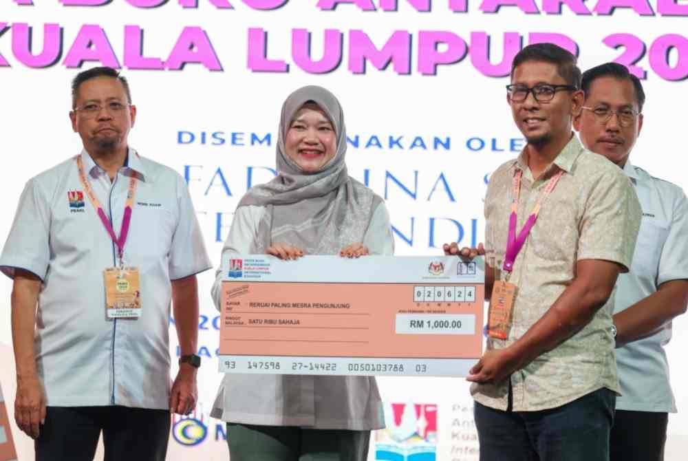 Fadhlina (dua dari kiri) menyampaikan hadiah kepada pemenang yang terdiri daripada pempamer reruai ketika hadir pada Majlis Penutup Pesta Buku Antarabangsa Kuala Lumpur (PBAKL) Ke-41 tahun 2024 di Pusat Dagangan Dunia Kuala Lumpur pada Ahad. Foto Bernama