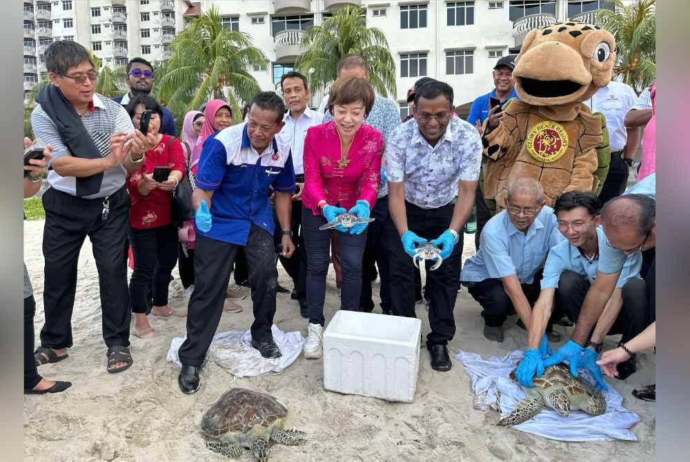 Nicole (tengah) ketika menghadiri program di pantai peranginan Port Dickson.