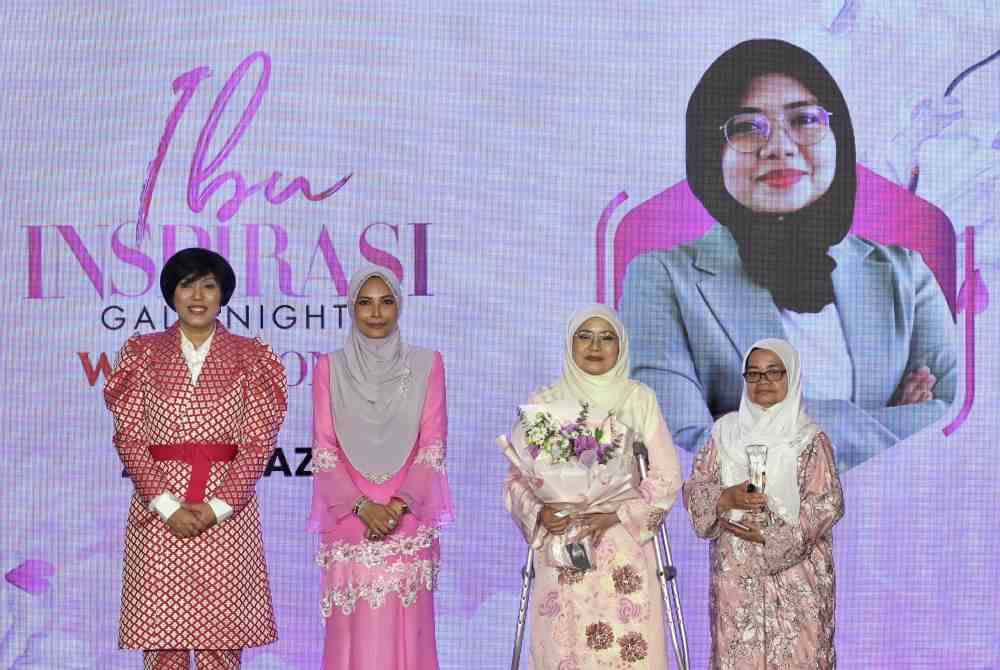 Sultanah Nur Zahirah berkenan menyampaikan Anugerah Ibu Inspirasi Mingguan Wanita dan NONA kepada Zeeda Aziz ketika menghadiri "Ibu Inspirasi Gala Night Mingguan Wanita dan NONA" yang diadakan di sebuah hotel Kuala Lumpur pada Ahad. Foto Bernama