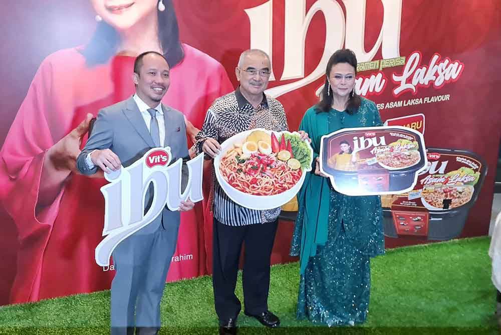 Mohd Ali (tengah) diiringi YT Lai dan Khadijah ketika pelancaran Ramen Asam Laksa Ibu padaMajlis Makan Amal ‘The Legends’ anjuran Karyawan di Dewan Perdana Felda pada Ahad.