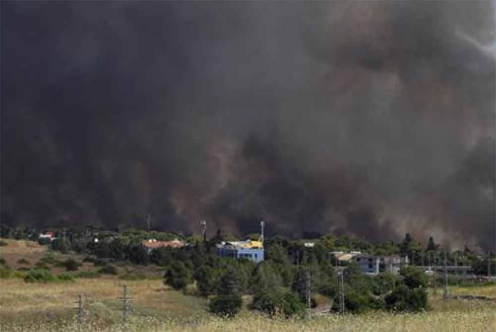 Kepulan asap dilihat di Katzrin susulan serangan dron Hezbollah di Israel. - Foto Reuters