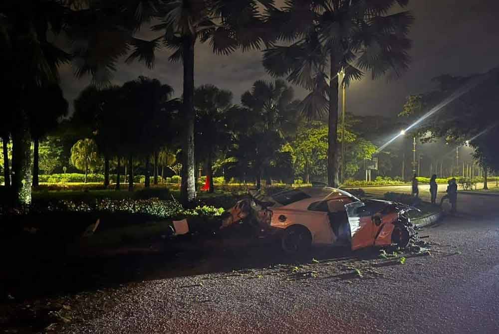 Pemandu Nissan GT-R maut dalam kemalangan di bulatan Kampung Sungai Melayu, pada Ahad. Foto IPK Iskandar Puteri