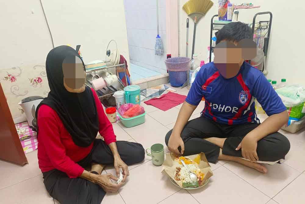 Wanita itu tinggal bersama cucu lelakinya (kanan) dengan menyewa sebuah bilik di Perling, Johor Bahru.