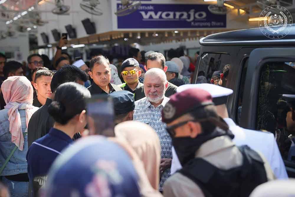 Yang di-Pertuan Agong Sultan Ibrahim berkenan berangkat ke kedai makan yang popular di Kampung Baru itu, untuk santapan sarapan pagi. Foto Facebook Sultan Ibrahim