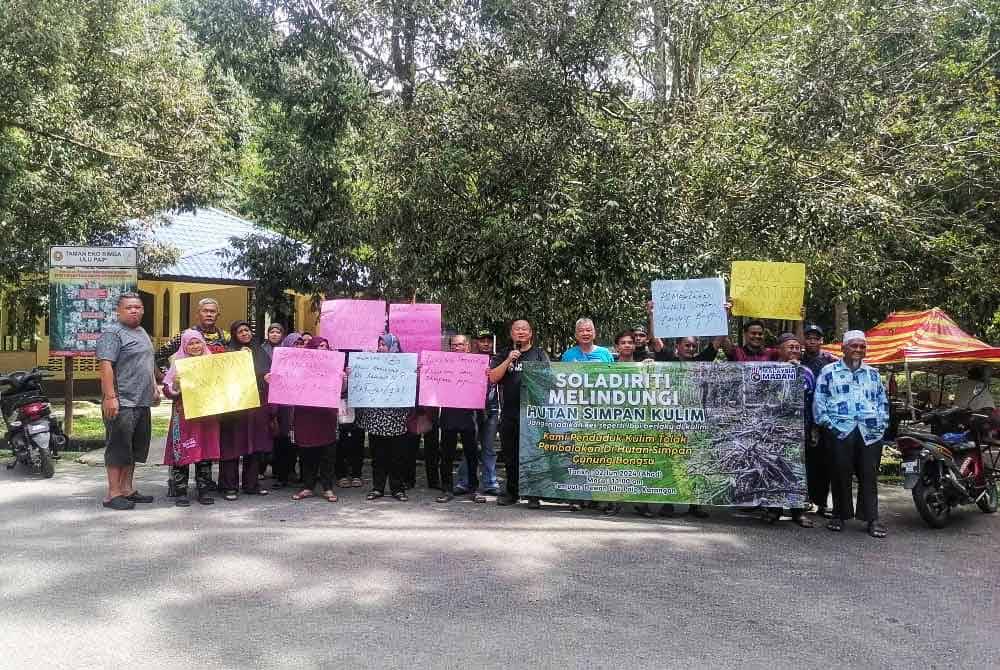 Penduduk bersolidariti menggesa kerajaan menghentikan segera aktiviti pembalakan di Hutan Simpan Gunung Bongsu pada Ahad.