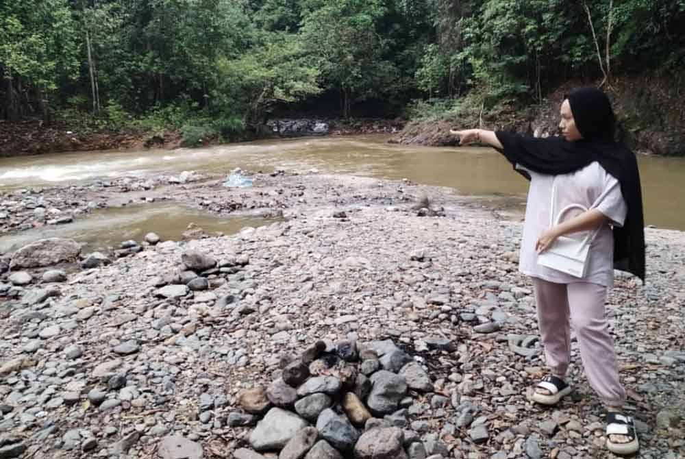 Siti Alia Aisha menceritakan detik cemas ketika dia sekeluarga terperangkap dalam kejadian kepala air di Hutan Lipur Lata Changkah di Setiu pada petang Ahad.