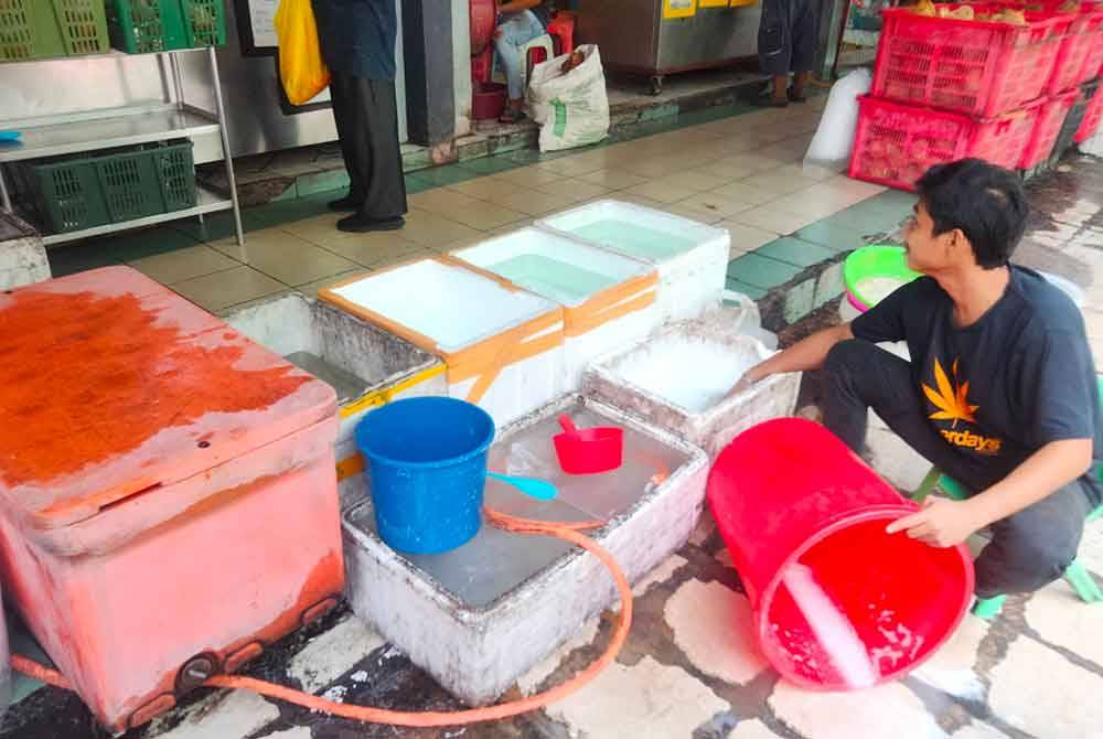 Peniaga di Pasar Moden Seksyen 16 Shah Alam mula menyimpan air bagi memastikan mempunyai bekalan mencukupi sepanjang tempoh gangguan air berlaku.