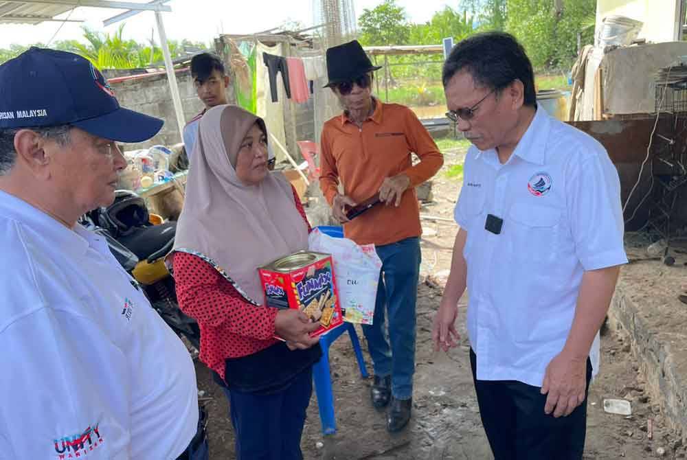 Mohd Shafie menziarah penduduk di Kampung Kuala Pantai Manis, Papar.