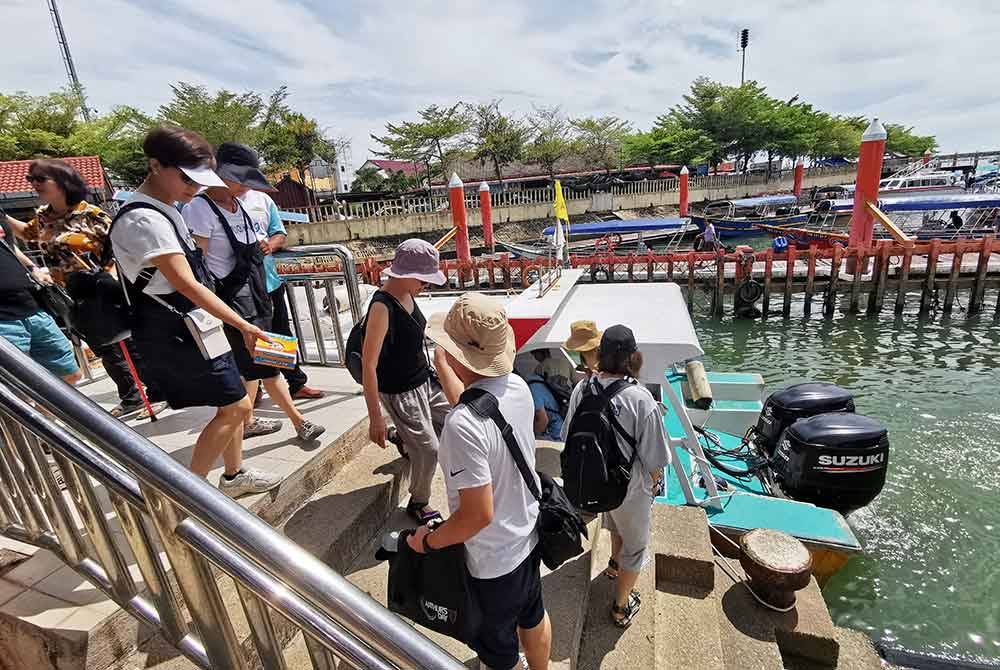 Pelancong menaiki bot dari Jeti Pelancongan Kuala Besut ke Pulau Perhentian.