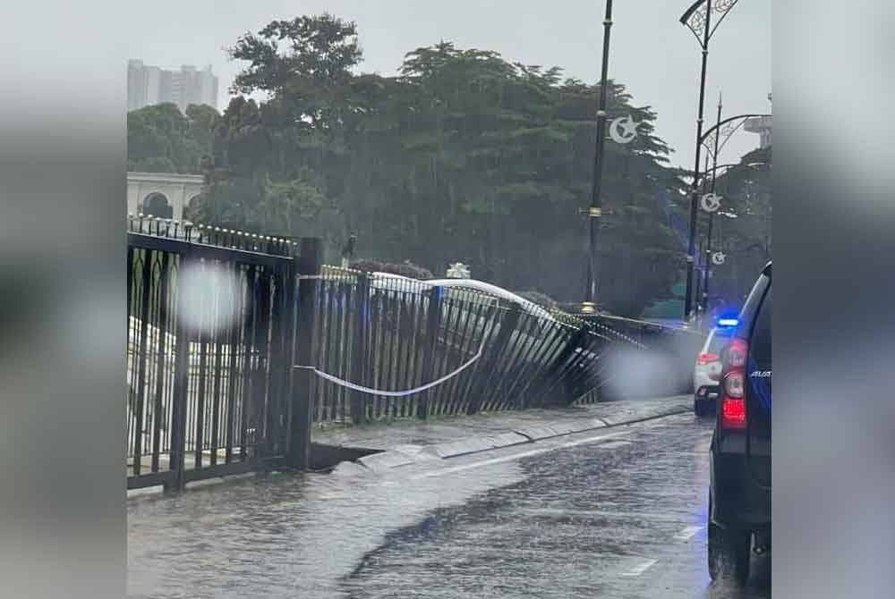 Kereta Toyota Vios dipandu seorang lelaki terbabas sehingga merempuh pagar Istana Besar di Johor Bahru pada Ahad. Foto tular