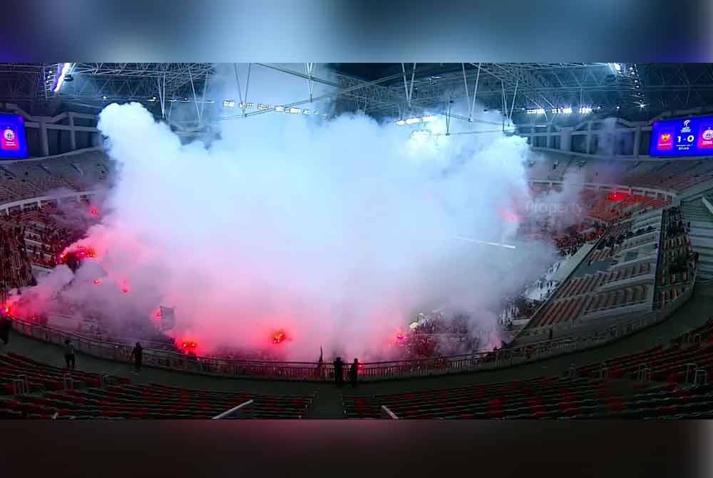 Keadaan di Stadium Antarabangsa Jakarta yang dipenuhi asap menyebabkan perlawanan terpaksa dihentikan.