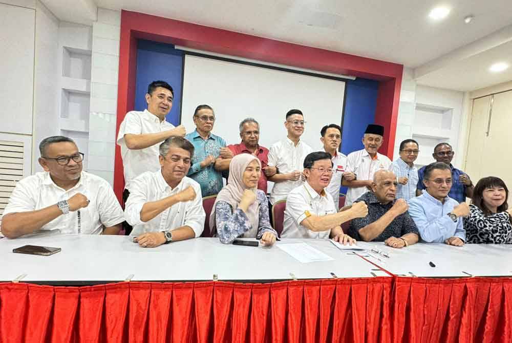 Kon Yeow (duduk, empat dari kiri) mengadakan sidang akhbar selepas mesyuarat diadakan di Wisma DAP Pulau Pinang.