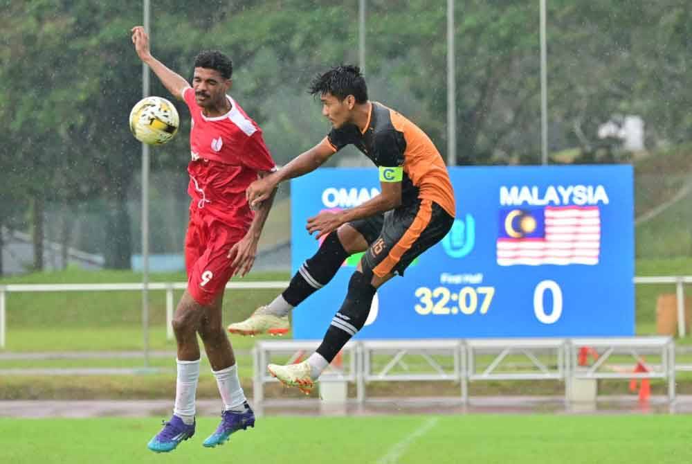 Antara aksi menarik perlawanan Malaysia menentang Oman dalam perlawanan Kumpulan A AUFT 2024 di Stadium UKM pada Isnin. Foto Sukan IPT