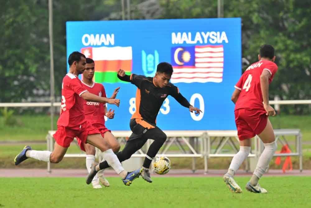 Pemain Malaysia cuba melepasi halangan pemain Oman dalam perlawanan Kumpulan A AUFT 2024 di Stadium UKM pada Isnin. Foto Sukan IPT