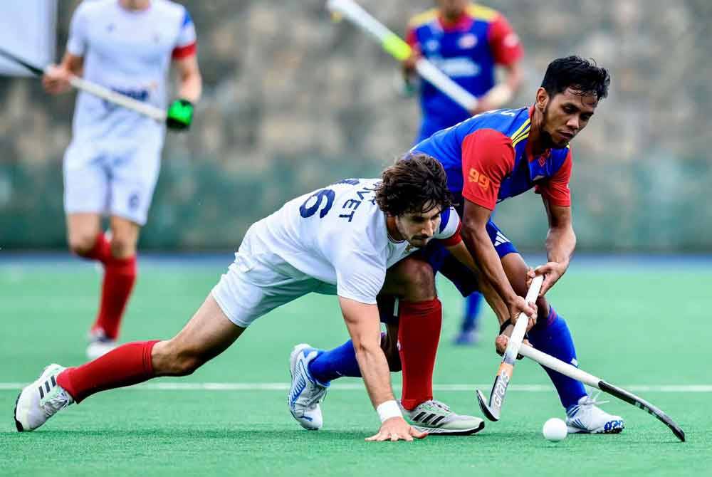 Faizal berusaha melepasi halangan pemain Perancis dalam aksi Kumpulan B Kejuaraan Piala Negara-Negara 2023/24 pada Isnin. Foto Malaysian Hockey Confederation