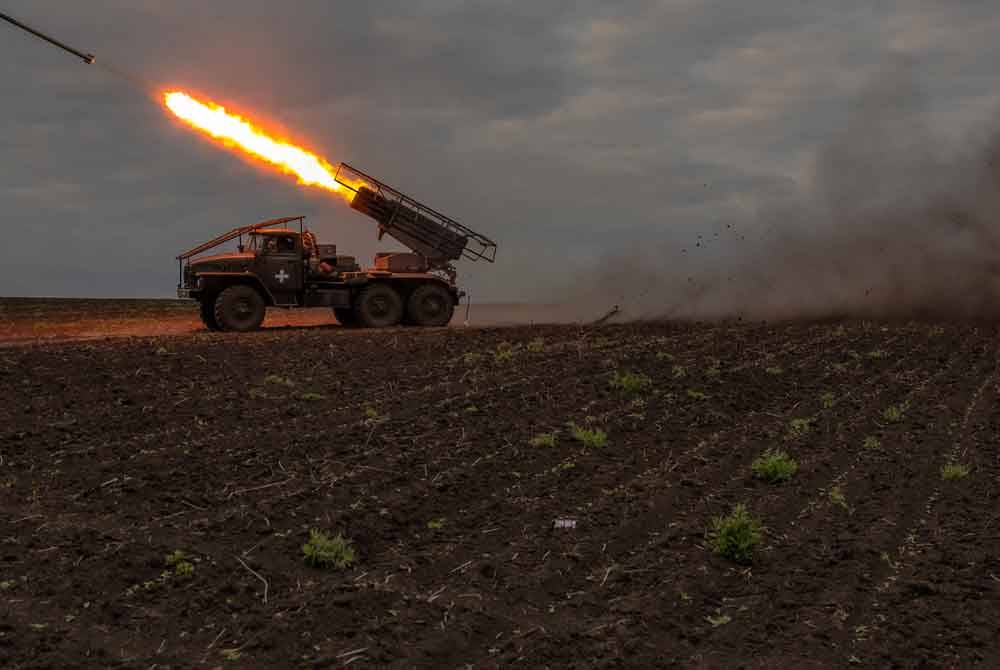 Tentera Ukraine melancarkan roket menyasarkan kedudukan pasukan Rusia di Kharkiv. Foto AFP