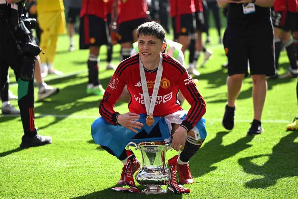 Garnacho menjulang Piala FA bersama United musim ini. Foto Agensi