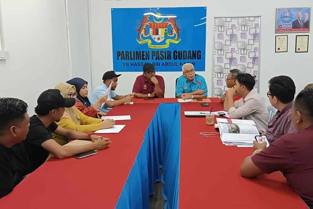 Seramai 10 keluarga di sini merayu kerajaan menangguhkan pemindahan dari Kampung Rinting C sehingga permohonan mereka menyewa kediaman di Projek Perumahan Rakyat (PPR) Ulu Tiram, Johor Bahru diluluskan.