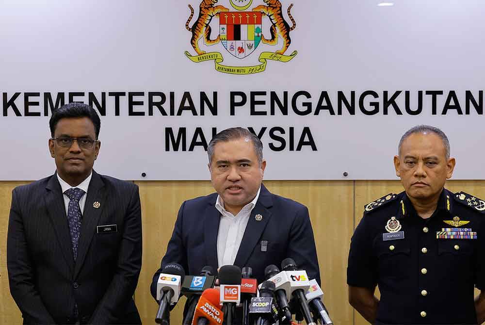 Menteri Pengangkutan, Anthony Loke (tengah) semasa sidang media di Kementerian Pengangkutan pada Selasa. Foto Bernama