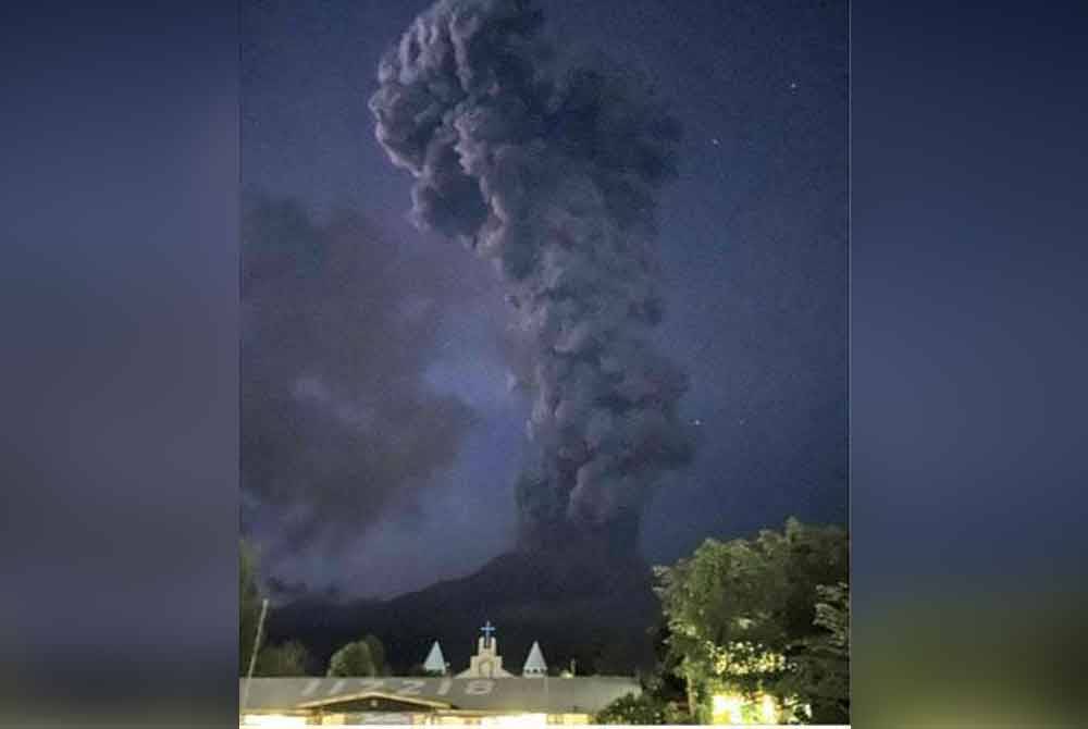 Institut Vulkanologi dan Seismologi Filipina pada Isnin malam menaikkan tahap amaran Gunung Kanlaon kepada tahap dua akibat letusan yang berlangsung selama enam minit. Foto AFP