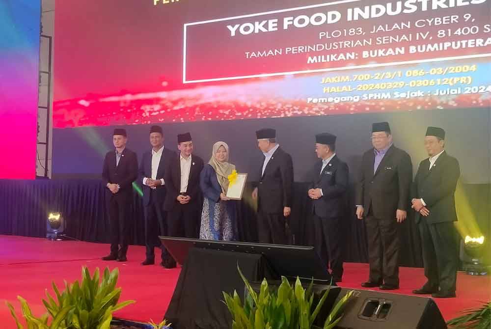 Ahmad Zahid (empat dari kanan) merasmikan Program Halal On Track 2024@Johor di Pusat Konvensyen Antarabangsa Persada (PERSADA) Johor Bahru.