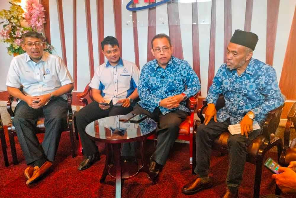 Dr Abdul Fatah (tiga, kiri) ketika sidang akhbar selepas Perasmian Bengkel Kesedaran dan Pemerkasaan Pematuhan Syariah 2024 Negeri Melaka di Hotel MITC, Ayer Keroh di sini, pada selasa.