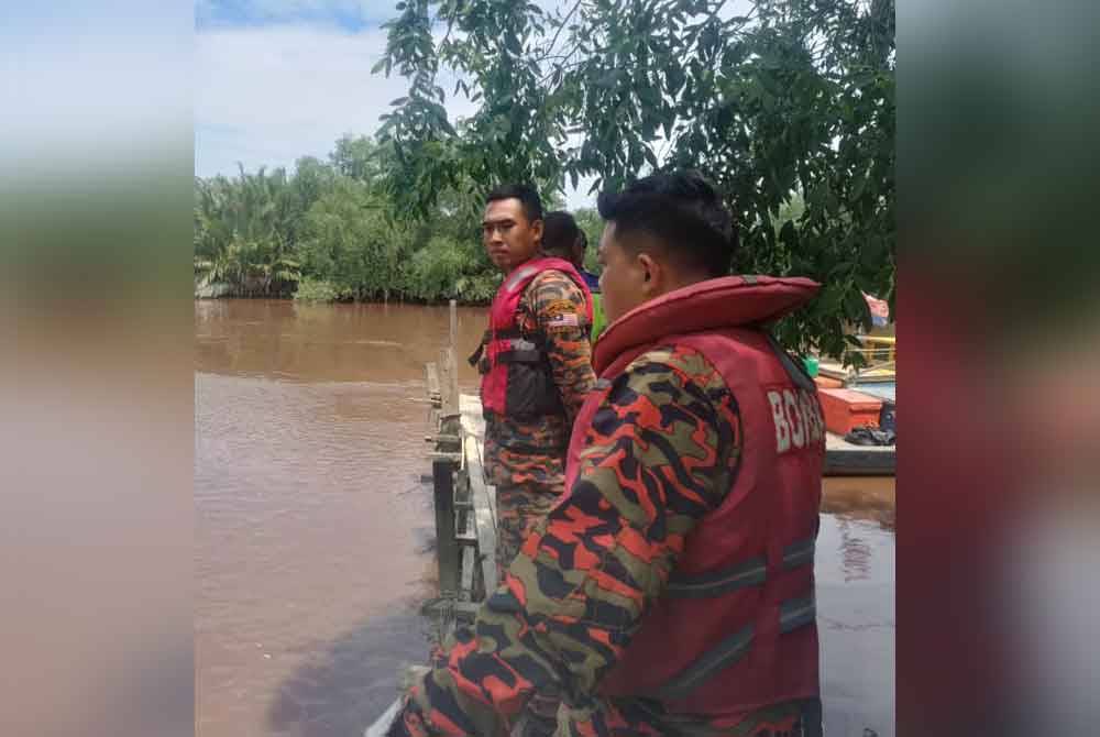 Anggota bomba melakukan operasi mencari dan menyelamat lelaki OKU yang dikhuatiri lemas di Sungai Benut.- Foto JBPM