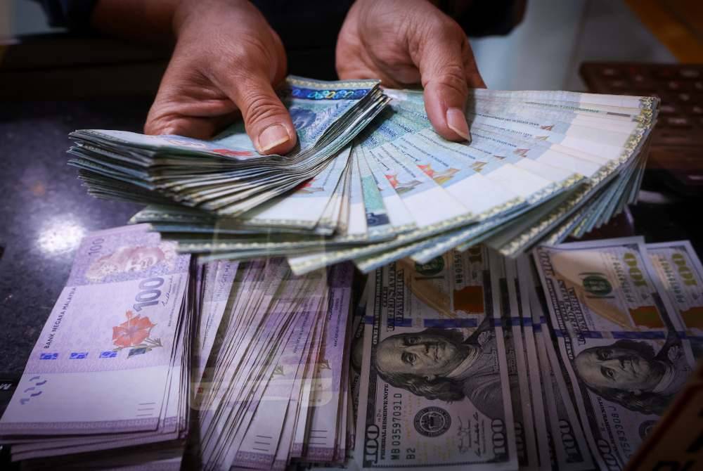 Pada 6 petang Selasa, ringgit naik kepada 4.7005/7030 berbanding dolar AS daripada 4.7050/7080 pada akhir urus niaga Jumaat lepas. Gambar hiasan