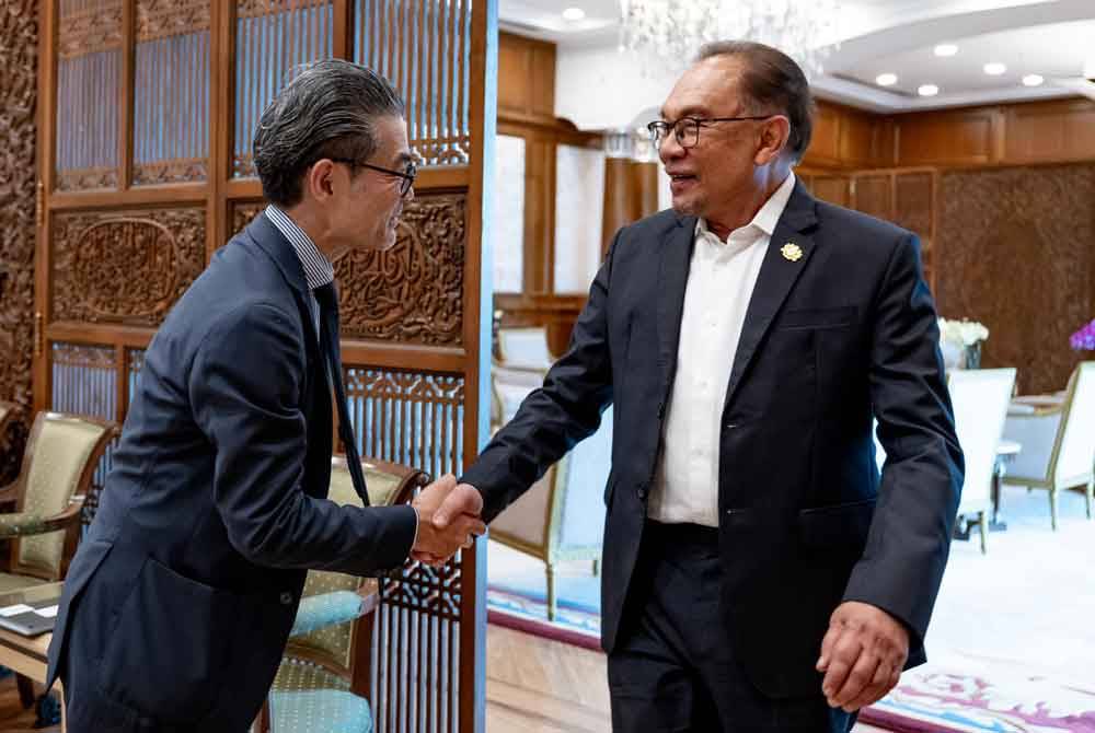 Anwar menerima kunjungan hormat Hidetoshi Ilzawa serta delegasinya di pejabat Perdana Menteri petang tadi. Foto FB Anwar Ibrahim