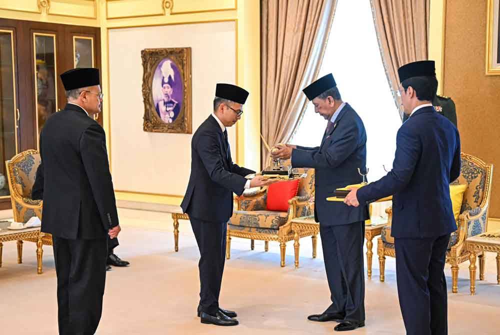 Fahmi menghadap Sultan Kedah bagi mempersembahkan Warkah Persilaan ke Istiadat Pertabalan Agong ke-17 Sultan Ibrahim. Foto FB Fahmi Fadzil