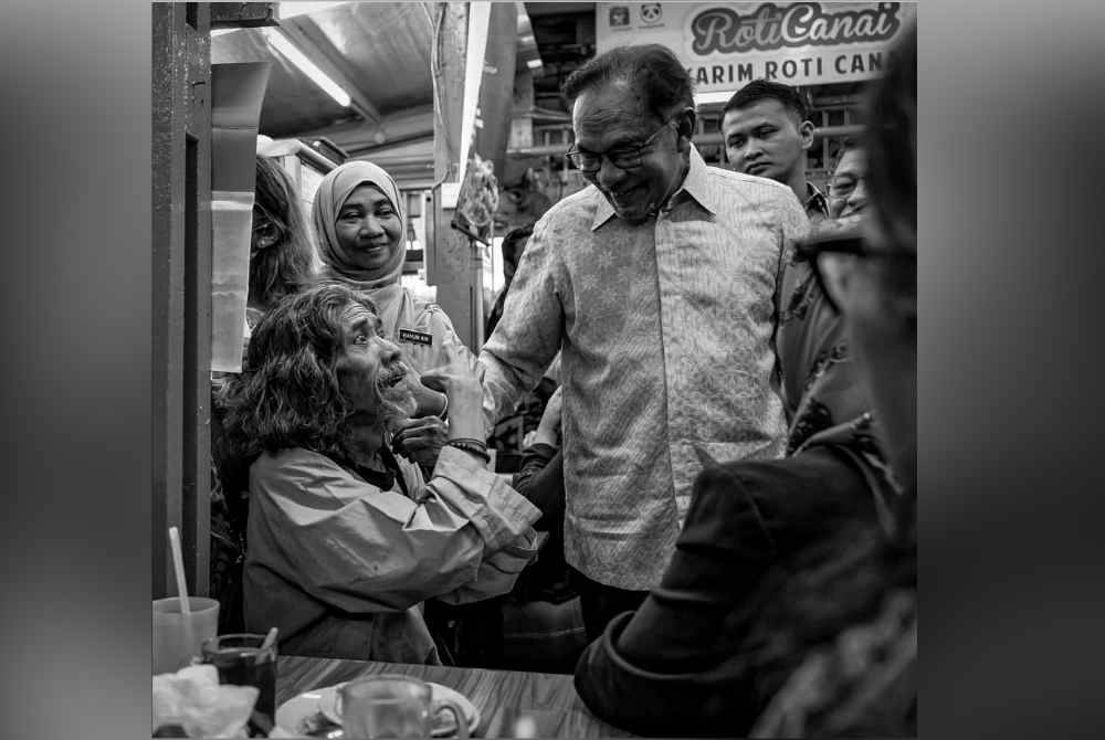 Anwar turut mendoakan roh Allahyarham Mohd Supyan Abdul Rahman, 66 tahun, ditempatkan dalam kalangan mereka yang beriman dan beramal soleh. Foto Facebook Anwar Ibrahim