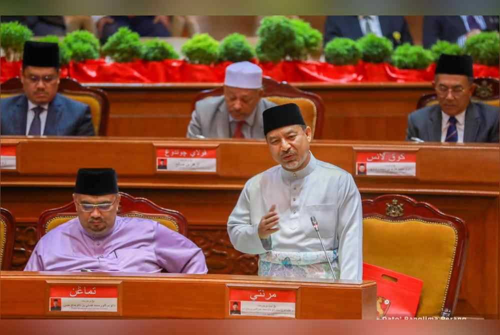 Mohd Nassuruddin (kanan) ketika sidang DUN Kelantan di Kompleks Darulnaim pada Rabu.