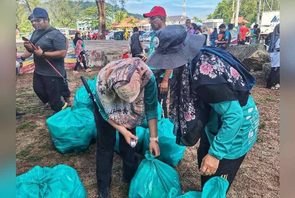 seramai 150 sukarelawan yang terlibat dalam program Beach Cleaning di Pantai Teluk Kalong.