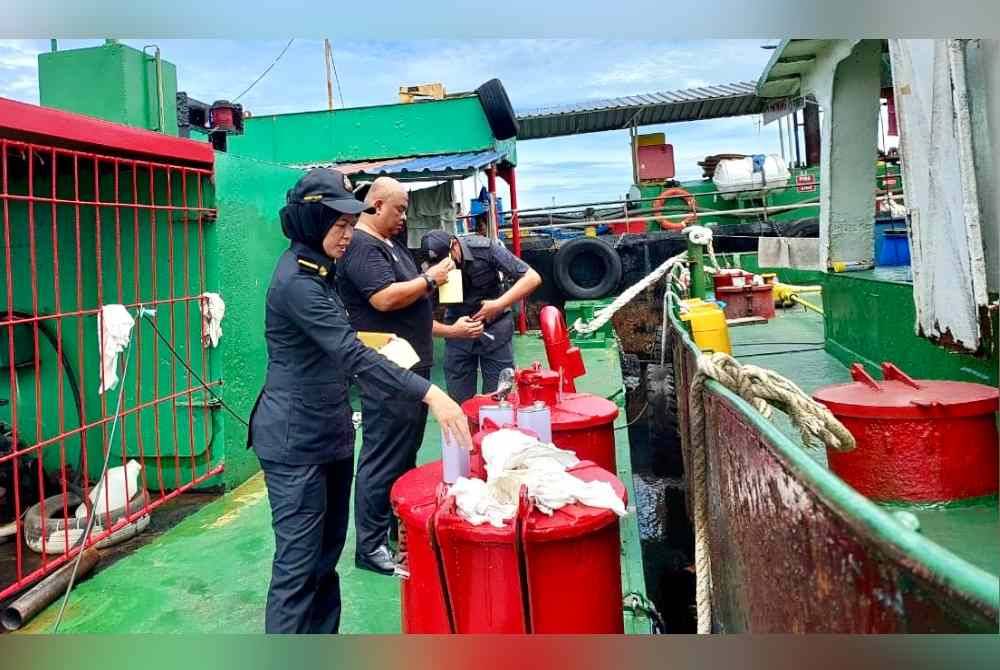 Kementerian Perdangan Dalam Negeri dan Kos Sara Hidup (KPDN) Labuan merampas 80,000 liter diesel dianggarkan bernilai RM320,000 dalam serbuan di Jeti Jalan Merdeka, pada Selasa. Foto Facebook KPDN WP Labuan