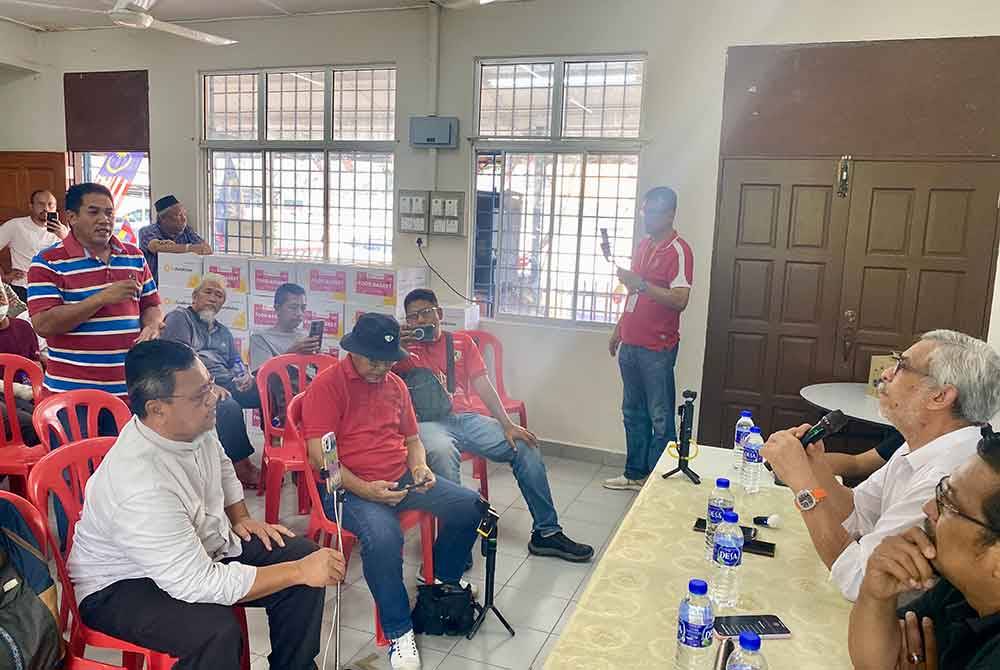 Khalid ketika sidang media yang dihadiri pemilik hartanah Kampung Sungai Baru yang terlibat dengan Akta Pengambilan (APT) Tanah 1960.