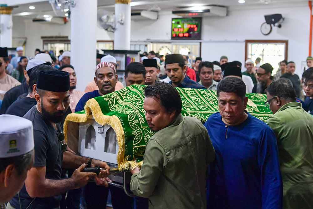 Jenazah penyair dan pelakon Mohd Supyan Abdul Rahman, 66, atau lebih dikenali sebagai Pyanhabib tiba di Masjid As Sobirin, Lembah Keramat pada Rabu. Foto Bernama