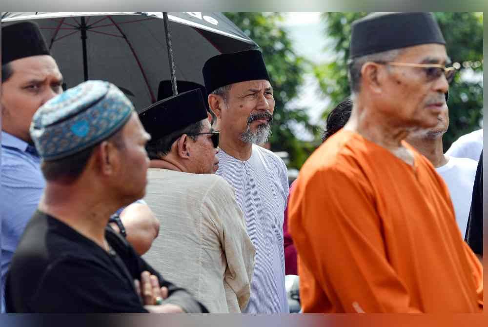 Penyanyi Datuk M. Nasir hadir memberi penghormatan terakhir terhadap penyair dan pelakon Mohd Supyan Abdul Rahman, 66, atau lebih dikenali sebagai Pyan Habib di Tanah Perkuburan Islam AU4, Lembah Keramat, pada Rabu. Foto Bernama