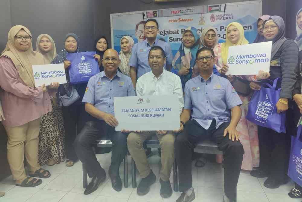 Ismail (duduk, kiri) bersama penerima pada Program Penyerahan Tajaan SKSSR di Pejabat Penyelaras Parlimen Sungai Besar pada Rabu.