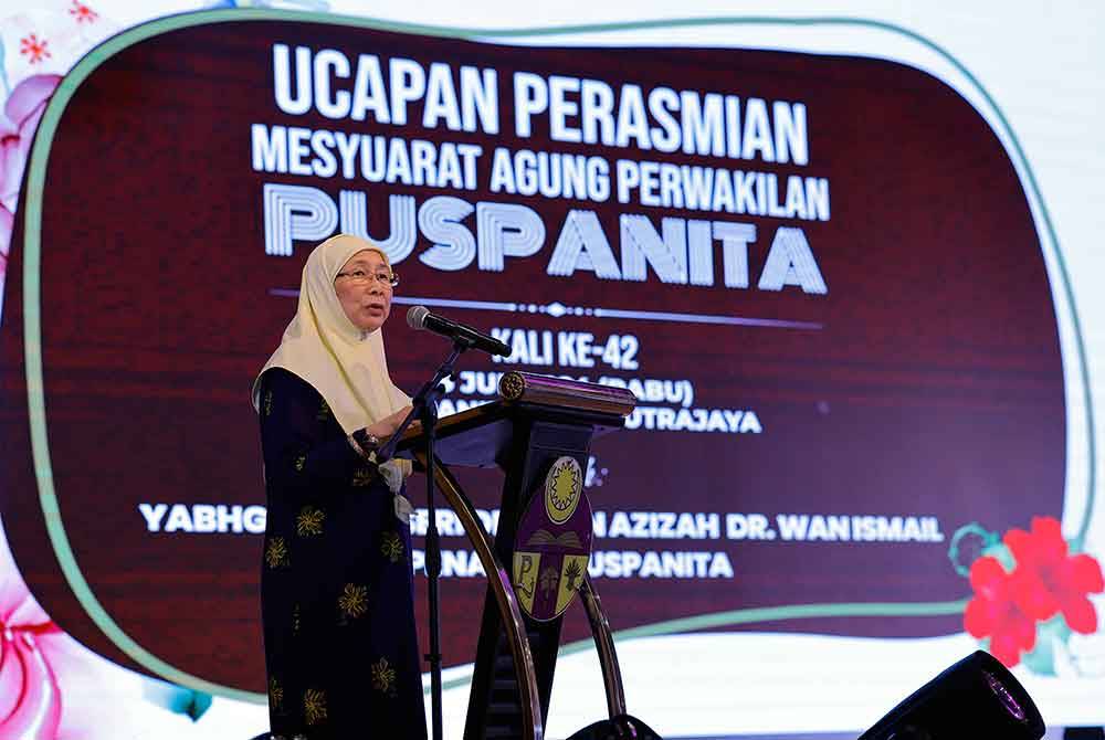 Dr Wan Azizah berucap ketika merasmikan Mesyuarat Agung Perwakilan Puspanita di Puspanitapuri hari ini. - Foto: Bernama