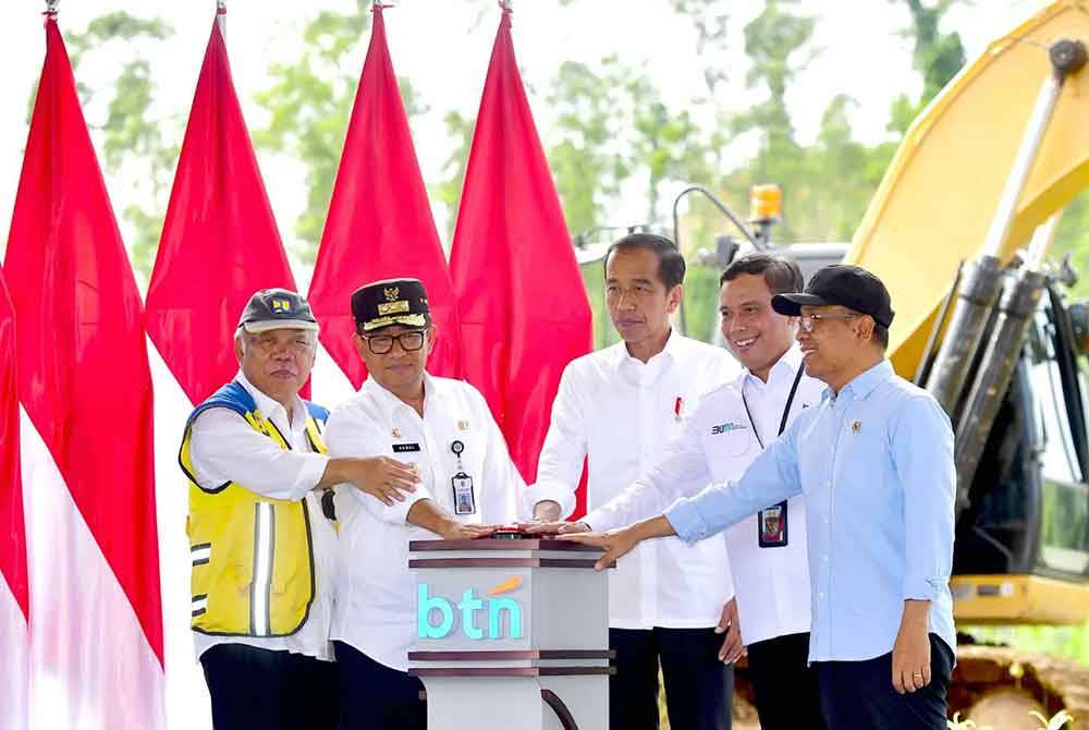 Jokowi (tengah) ketika merasmikan pembinaan batu asas Bank Nasional Indonesia (BNI) di ibu kota Nusantara, Kalimantan Timur . - Foto: X Joko Widodo