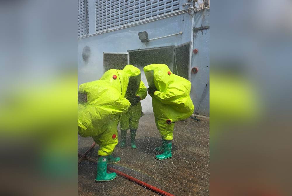 Pasukan Hazmat turut terlibat dalam operasi selepas sebuah kilang di Bandar Baru Selayang mengalami kebocoran gas ammonia, pada Rabu.