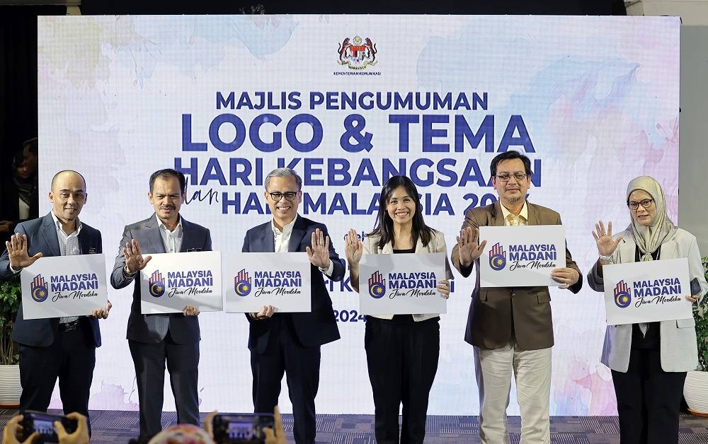 Fahmi Fadzil (tiga dari kiri) bersama timbalannya, Nie Ching (tiga dari kanan) menunjukkan Logo dan Tema Hari Kebangsaan dan Hari Malaysia 2024 yang baharu diumumkan di Kementerian Komunikasi, hari ini. - Foto: Bernama