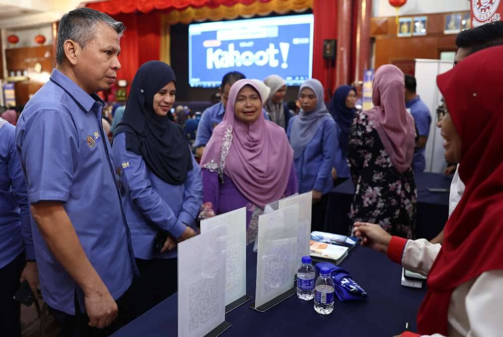 Ahmad Sabki (kiri) melawat reruai dari pelbagai agensi kerajaan selepas Perasmian Program Bimbingan Usahawan 2024 Peringkat Negeri Kelantan di Dewan Perniagaan Cina hari ini. Foto Bernama