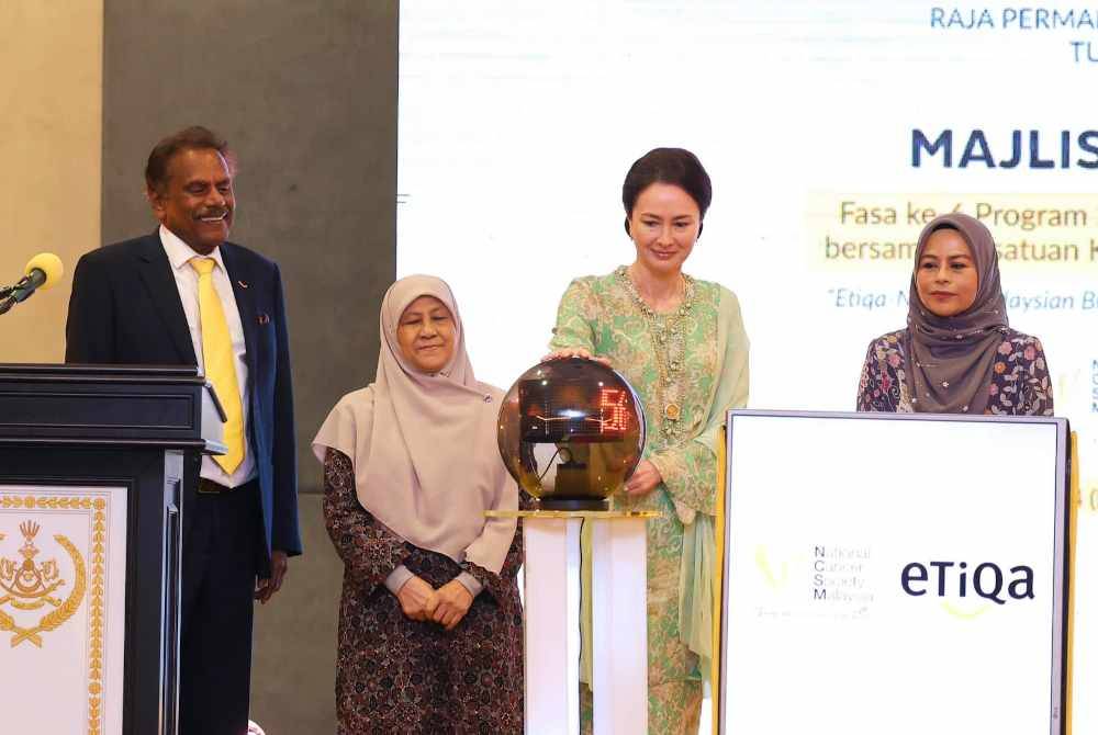 Tuanku Zara berkenan menyempurnakan Majlis Pelancaran Fasa ke-6 Program Mamogram Percuma Etiqa bersama NCSM di Pusat Konvensyen Casuarina di Ipoh pada Rabu.