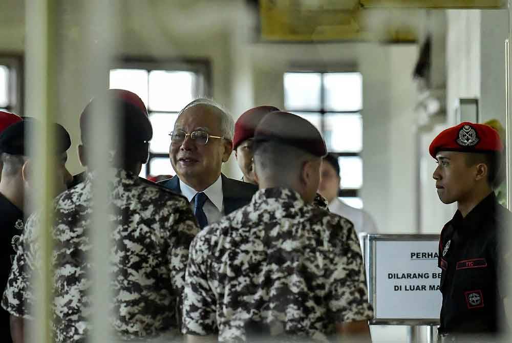 Najib (tengah) ketika hadir ke Kompleks Mahkamah Kuala Lumpur hari ini. - Foto: Bernama