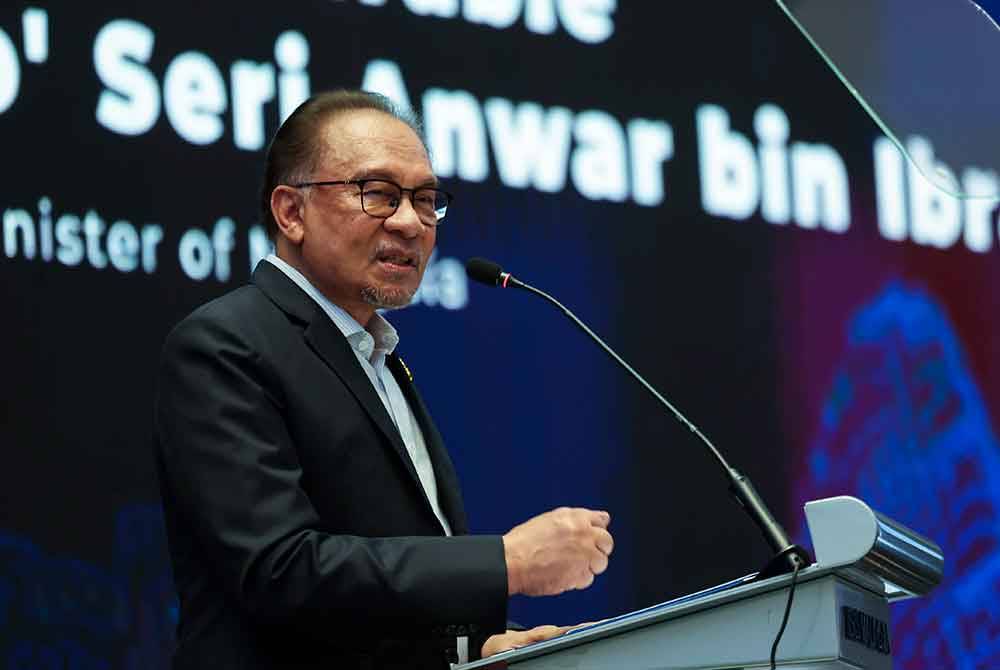 Anwar menyampaikan ucaptama pada Meja Bulat Asia Pasifik (APR) ke-37 pada Khamis. Foto Bernama