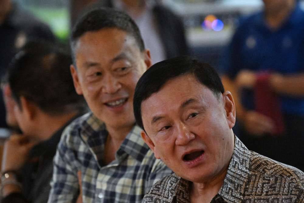 Thaksin (depan) dilihat duduk di sebelah Srettha semasa makan malam Chiang Mai. AFP