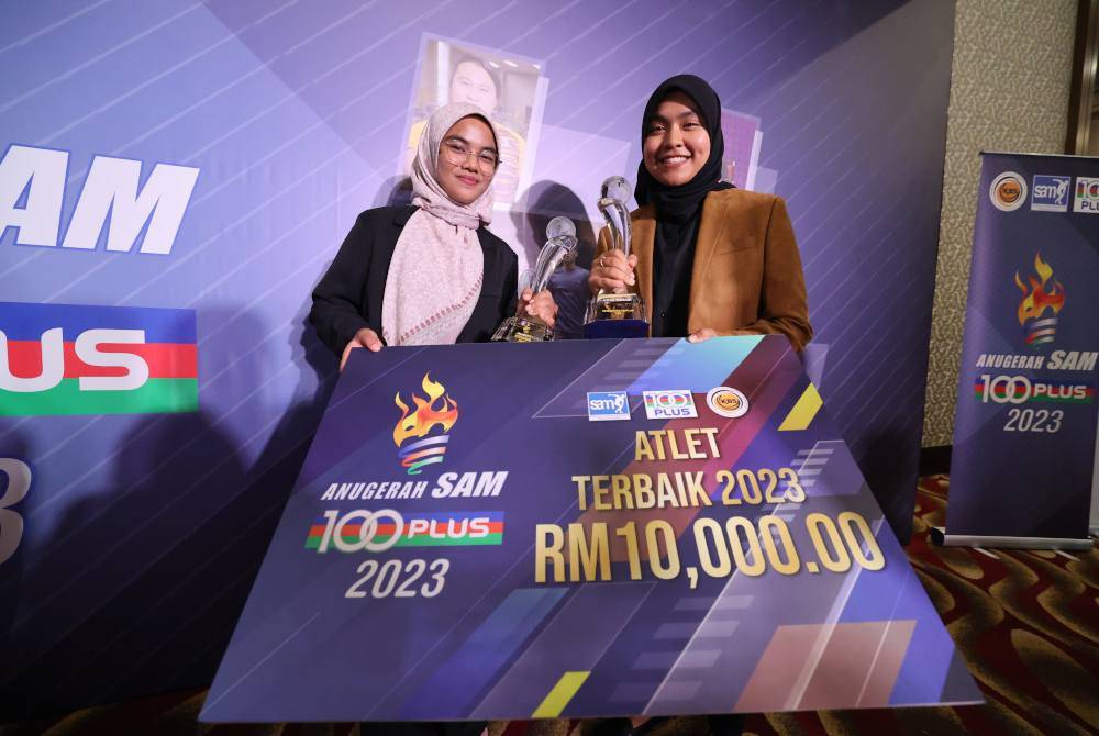 Nur Ain (kanan) dan Aleena memenangi anugerah Atlet Terbaik pada Majlis Anugerah SAM 100 PLUS 2023 di sebuah hotel malam ini. Foto Bernama