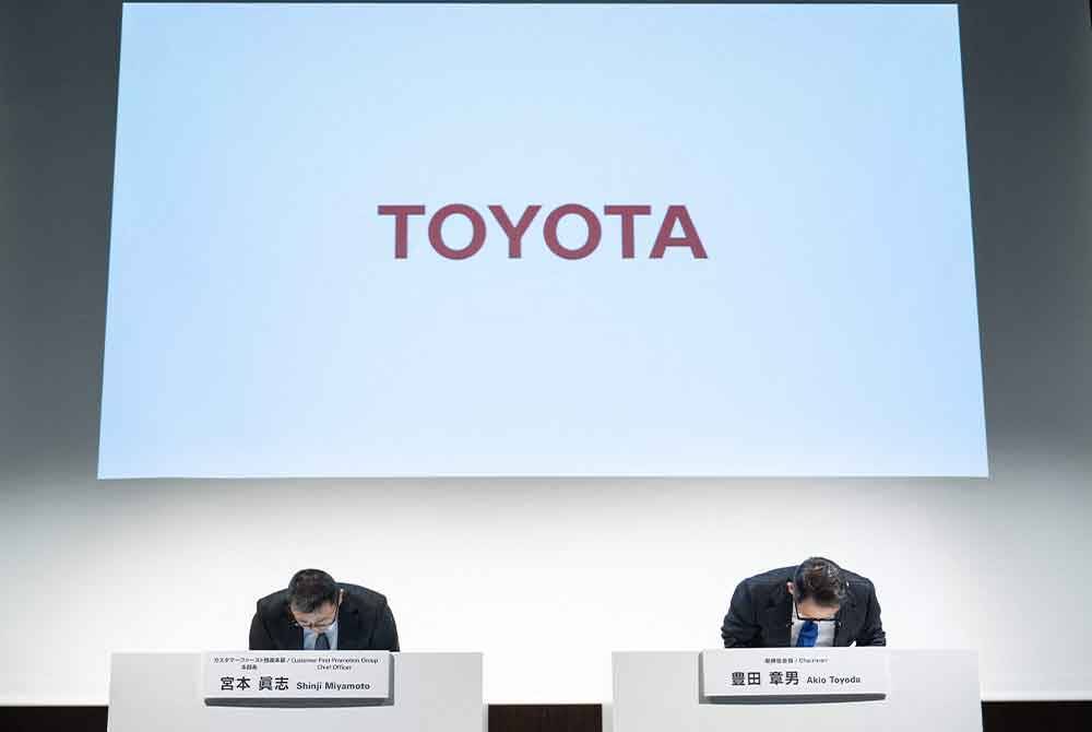 Pengerusi Lembaga Toyota Motor Corporation, Akio Toyoda (kanan) dan Ketua Pegawai Kumpulan Promosi Pertama Pelanggan, Shinji Miyamoto (kiri) tunduk semasa sidang media di Tokyo pada 3 Jun 2024. Toyota memaklumkan telah menggantung penghantaran domestik tiga model kereta selepas melanggar peraturan persijilan kerajaan bersama-sama pesaing Jepunnya, Honda, Mazda, Suzuki dan Yamaha. Foto AFP